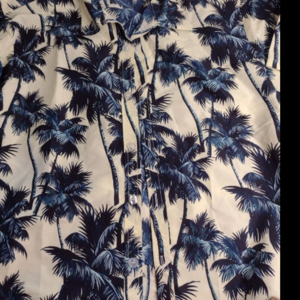 Lu's Chic Men' Button up Palm Trees Shirt Size Medium.(C1)